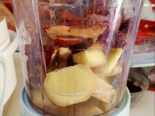 5、温中补血散寒膏,把生姜和大枣放入料理机。加一小碗清水。