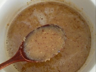 7、温中补血散寒膏,搅碎的大枣和生姜倒入砂锅里,小火慢熬1个小时。