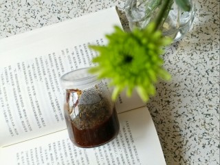 12、温中补血散寒膏,装入密封的罐子里,放冰箱冷藏,每天早上冲一杯。尽量早上喝哟,早上正是阳气上升的时候,早上喝更容易驱寒。