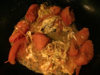 5、西红柿鸡汤面,让加入鸡蛋翻炒，让鸡蛋裹满西红柿汤汁，加入鸡汤和水大火烧开。