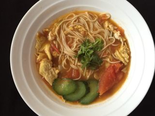 7、西红柿鸡汤面,如图出锅撒入适量盐和香菜，味道棒棒哒，寒冷的冬天来一碗热面，好吃营养，暖心暖胃。