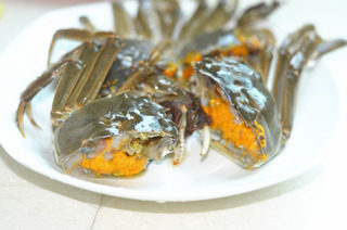 1、香辣蟹,将大闸蟹洗刷干净，切块（我是为了拍照，可以再切一刀成四块）