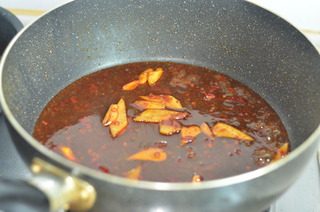 5、香辣蟹,加入米酒，白糖，生抽和一碗清水。