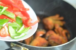 7、香辣蟹,加入切好的青椒和红椒。