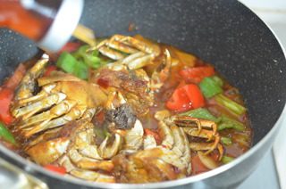 9、香辣蟹,出锅前淋少许香油即可出锅。