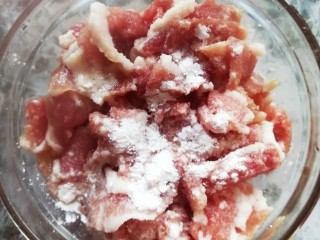 3、粉丝猪肉片,加入盐 酒 小粉腌制五分钟左右