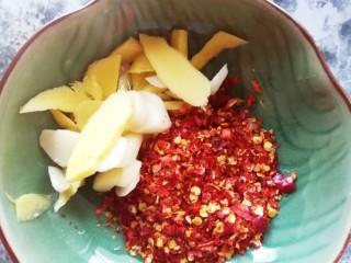 4、粉丝猪肉片,大蒜姜切片 干辣椒粉