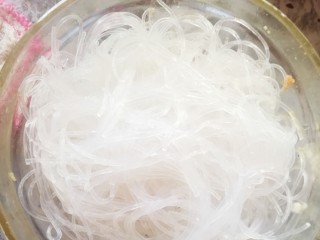 7、粉丝猪肉片,泡好的粉丝