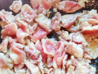 8、粉丝猪肉片,锅里烧油炒肉