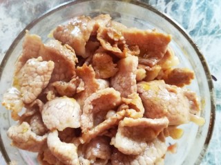 9、粉丝猪肉片,炒熟后放入碗里