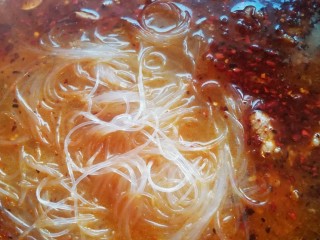 11、粉丝猪肉片,佐料炒香后放入开水 盐 粉丝