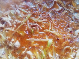 12、粉丝猪肉片,煮三四分钟后放莴笋