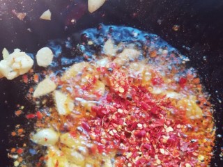 10、粉丝猪肉片,锅里烧油炒佐料大蒜姜 辣椒粉