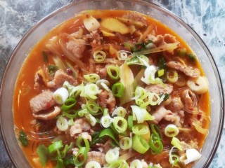 14、粉丝猪肉片,放入碗里加点葱即可