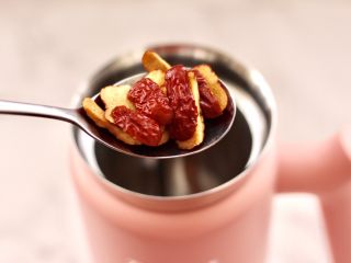 7、核桃花生红枣露,再放入切片的红枣。