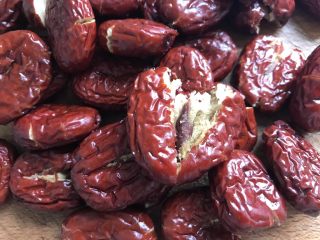 2、红枣豆沙,红枣洗干净拍一拍，这样就很容易取核了，拍一下掰开核就很容易就取出来了