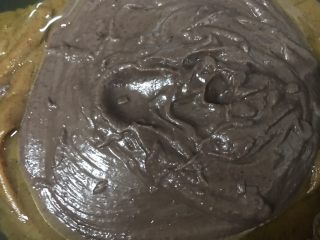 11、红枣豆沙,红豆也加适量水打成泥，直接倒入放了油的不粘锅里，在加入糖，开火开始炒吧，