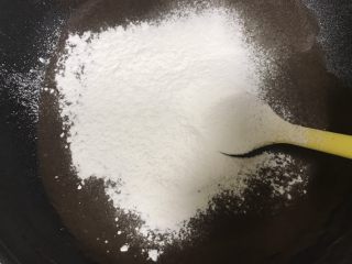 12、红枣豆沙,水还是有点多了溅的厉害，赶紧加糯米粉吧，