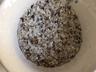 1、一人食 南瓜杂粮饭,大米、糯米、糙米、藜麦清洗干净