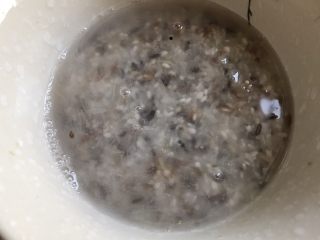 2、一人食 南瓜杂粮饭,加入半碗清水提前浸泡30分钟