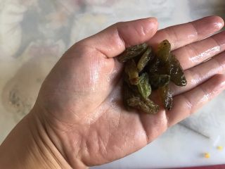 4、一人食 南瓜杂粮饭,葡萄干洗净备用