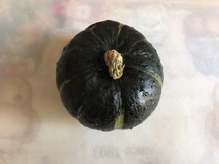 5、一人食 南瓜杂粮饭,小南瓜一个洗净