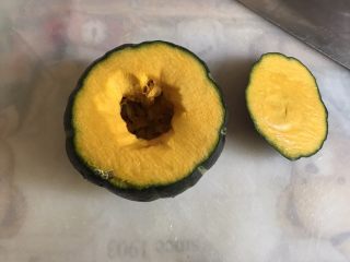 6、一人食 南瓜杂粮饭,在三分之处切开，去除种和内瓤