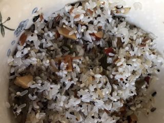 7、一人食 南瓜杂粮饭,泡好的米类倒掉水，放入红枣丁和葡萄干混合均匀