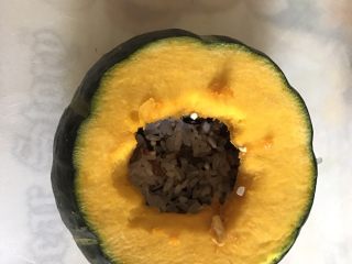 8、一人食 南瓜杂粮饭,将混合好的材料倒入南瓜的一半