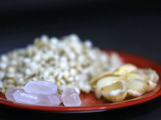 1、百合薏米糊,食材备好