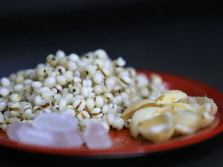 2、百合薏米糊,将薏米百合一起煮熟