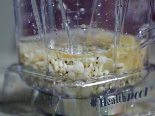 3、百合薏米糊,把煮熟的薏米百合一起置入料理机容杯中，加入适量冰糖，温开水