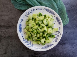 4、秋季健康饮～黄瓜雪梨汁,洗干净的黄瓜切成小块