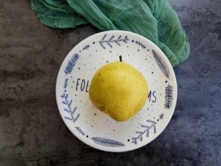 5、秋季健康饮～黄瓜雪梨汁,雪梨洗干净，洗的时候可以用食用盐（或者小苏打）搓洗一下，这样可以去除农药