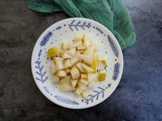 6、秋季健康饮～黄瓜雪梨汁,洗干净的雪梨切成小块