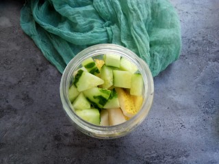 9、秋季健康饮～黄瓜雪梨汁,加入半碗温开水