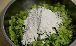 2、醋味榆钱饭,2在榆钱中加入干面粉，拌匀，让每一片榆钱都占匀面粉