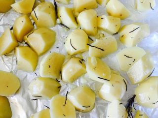 2、黑椒牛排,烤盘铺锡纸均匀散开土豆块