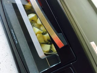 3、黑椒牛排,放入预热好的烤箱中下层210度25分钟