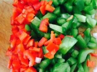 4、黑椒牛排,青椒、红椒切丁