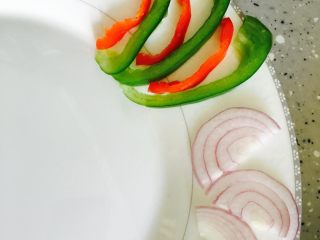 6、黑椒牛排,留出一些摆盘,柠檬切片,牛油果切片摆盘