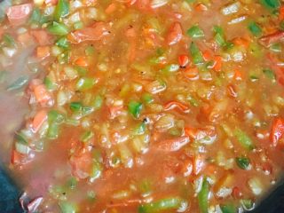 9、黑椒牛排,加入盐、黑胡椒、生抽、高汤熬制