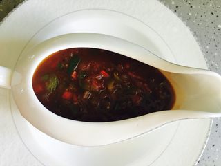 10、黑椒牛排,将熬制好的料汁盛入美器