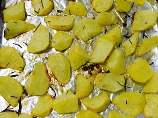 11、黑椒牛排,烤好的土豆可以装盘了