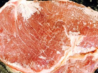 12、黑椒牛排,牛肉用厨房纸吸了水份,蘸少许淀粉