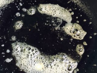 13、黑椒牛排,锅烧热放入少许黄油