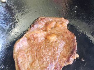 15、黑椒牛排,煎制一面略焦反转煎另一面