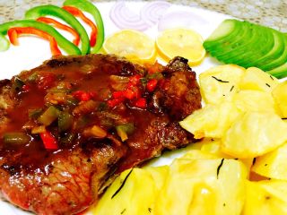 16、黑椒牛排,出锅码盘挤上柠檬汁,浇上料汁开吃了