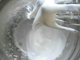 3、奶香松饼（无油无泡打粉）,蛋白分几次加入剩余的糖，打至提起打蛋器成弯勾状。1个蛋的蛋白有点不好打啊，但是为了健康还是值得的。