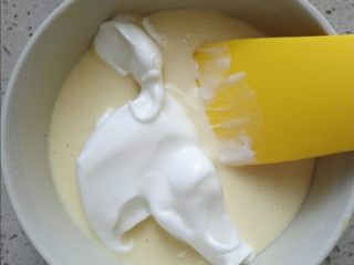 4、奶香松饼（无油无泡打粉）,打发好的蛋白放入蛋黄和面粉糊中翻拌均匀，用翻拌的手法，不要划圈